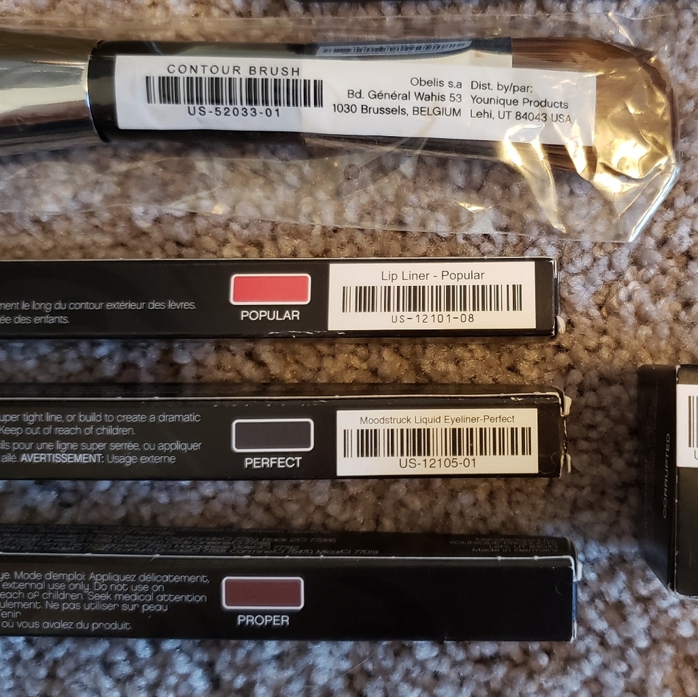 Younique Makeup and brush